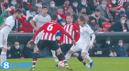 足球英超双红会爆发冲突，多人吃黄牌